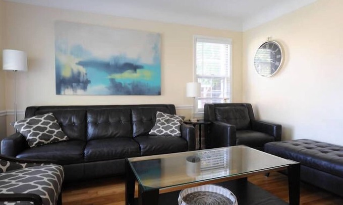 Oak Park Casa | ¡Belleza moderna cerca de TODOS los centros de la ciudad! 10mi DT Detroit. WiFi / Cable / Parrilla / Silencioso