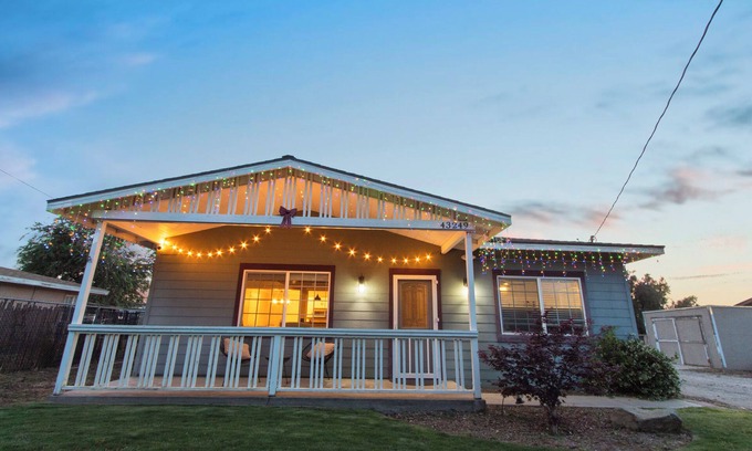 Quartz Hill Casa | Lancaster Delight: Modern 3BDR Family Home - Spacious Yard & Kid-Friendly