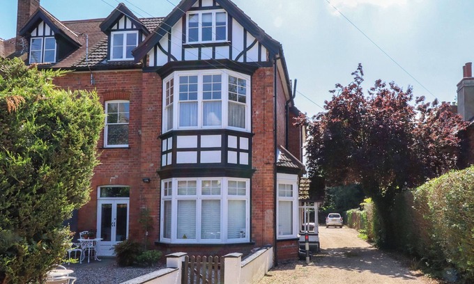 Woodhall Spa Cabaña | LANCASTER HEIGHTS, family friendly in Woodhall Spa