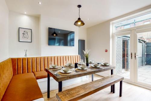 Liverpool Casa | Lancefield House - Air Host & Stay - 5 Bedroom Sleeps 15