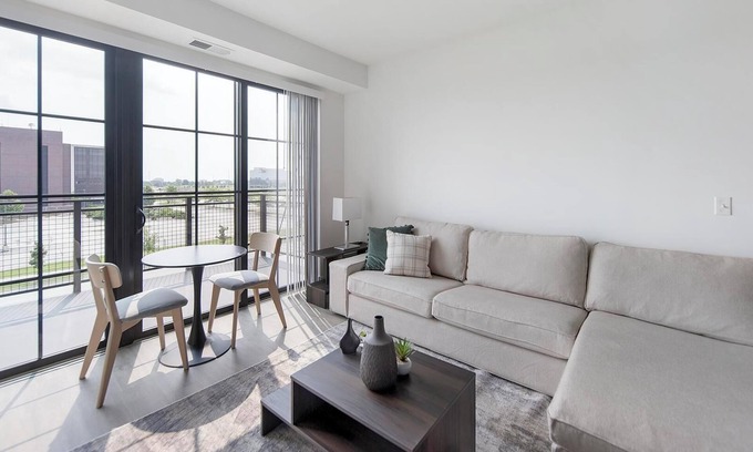 Schaumburg Apartamento | Landing at Element at Veridian - 1 Bedroom in S...