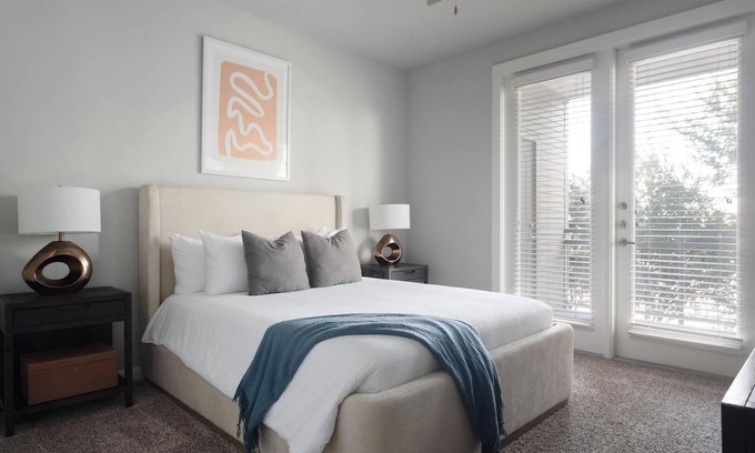 Buda Apartamento | Landing | Amazing 2BD, Gym, Yoga Studio
