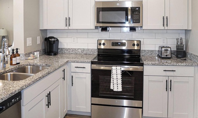 Fort Myers Apartamento | Landing | Chic 2BD, Yoga Studio, Gym
