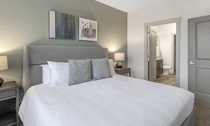 Crestline Heights Apartamento | Landing at 4700 Colonnade - 2 Bedrooms in Overton