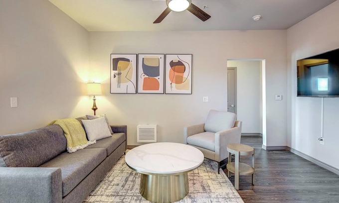 Fort Worth Apartamento | Landing at Bottle House on Main - 2 Bedrooms in...