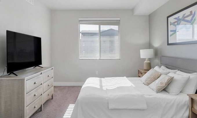 West Jordan Apartamento | Landing at Gardner Station - 1 Bedroom in Downtown West Jordan