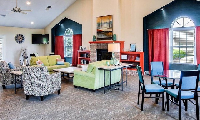 Fort Wayne Apartamento | Landing at Island Club - 1 Bedroom in Downtown Fort Wayne