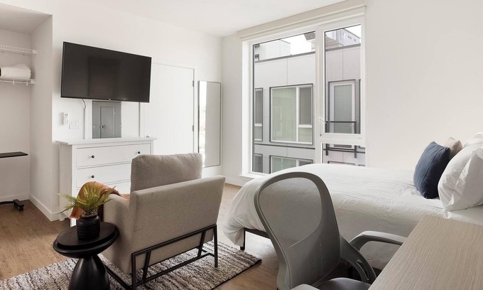 Mann Apartamento | Landing at Madrone - Studio in Central District