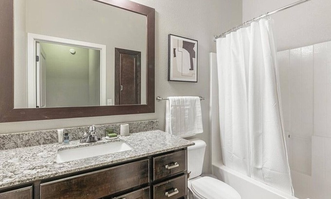 Minnetonka Apartamento | Landing at Overlook on the Creek - 1 Bedroom in Downtown Minnetonka