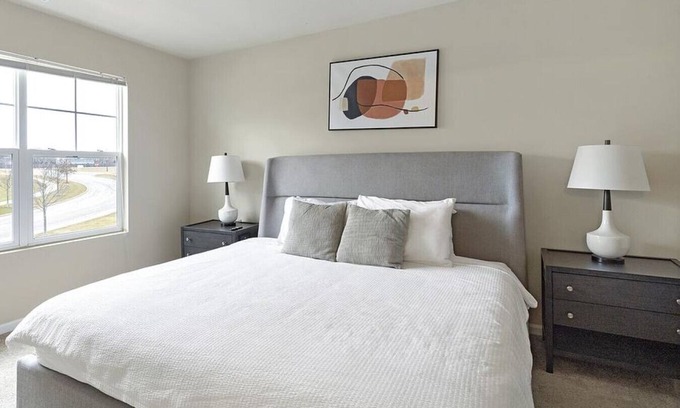 North Aurora Apartamento | Landing at Randall Highlands - 3 Bedrooms in West Aurora