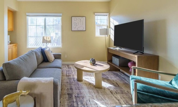 Rancho Cucamonga Apartamento | Landing at Terraza Del Sol - 2 Bedrooms in Downtown Rancho Cucamonga