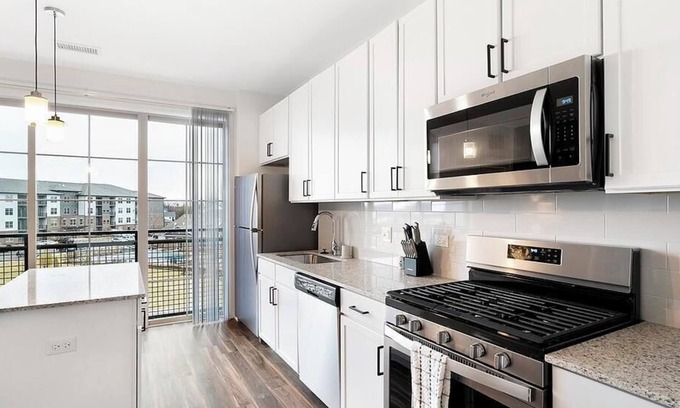 Lombard Apartamento | Landing at The 450 - Studio in Downtown Lombard