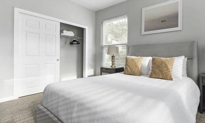Charlotte Apartamento | Landing at The Arboretum - 2 Bedrooms in Oxford Hunt