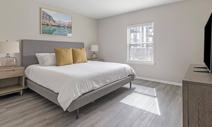 Homewood Apartamento | Landing at The Brookwood - 1 Bedroom in Downtow...
