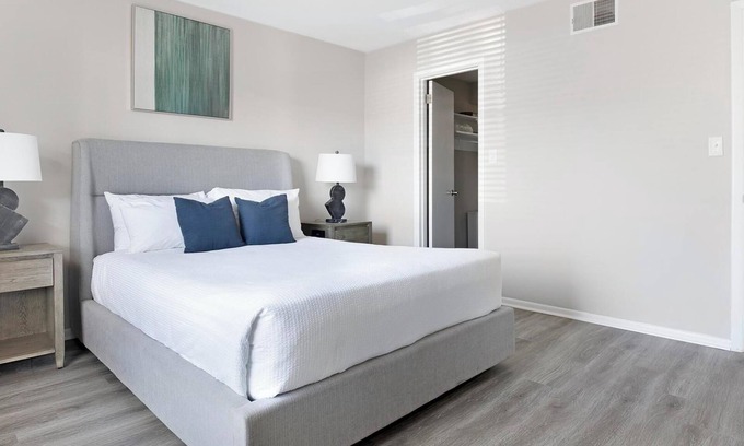 Homewood Apartamento | Landing at The Brookwood - 1 Bedroom in Downtow...