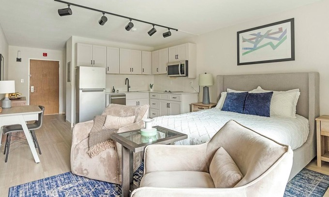 Northeast Raleigh Apartamento | Landing at The Harrison - Studio in Northeast R.