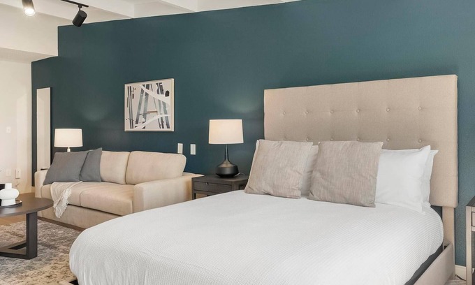 Northeast Raleigh Apartamento | Landing at The Harrison - Studio in Northeast R.