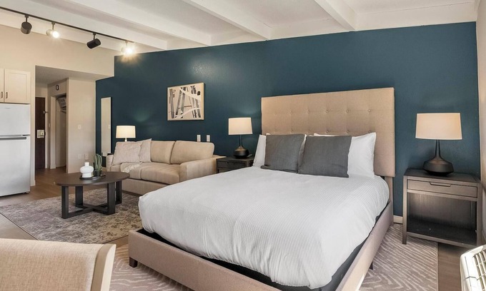 Northeast Raleigh Apartamento | Landing at The Harrison - Studio in Northeast R.