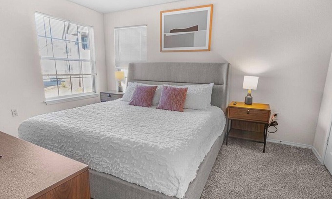 Greenwich Apartamento | Landing at The Remington Apartments - 1 Bedroom in Downtown Wichita