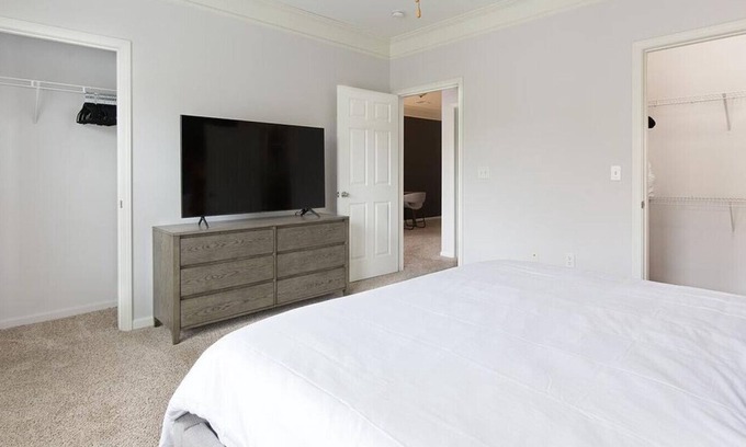 Overland Park Apartamento | Landing at The Sovereign at Overland Park Apartments - 1 Bedroom in St. Andrews Highlands