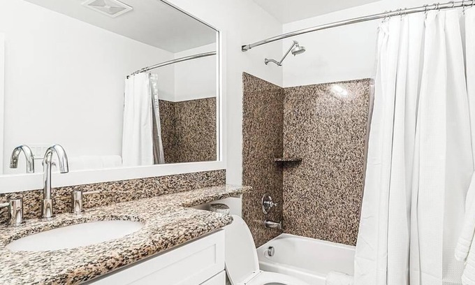 Lakeview Apartamento | Landing at Villaggio on Yarrow Bay - 1 Bedroom in Lakeview