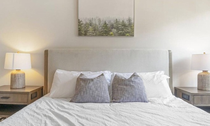 Leesburg Apartamento | Landing at The Metropolitan at Village at Leesburg - 2 Bedrooms in Downtown Leesburg