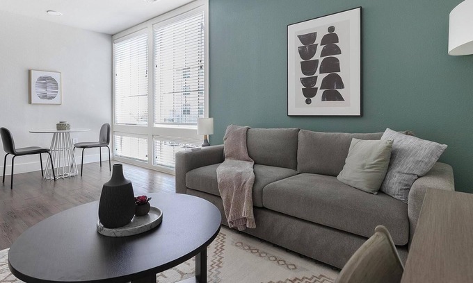 Stone Oak Apartamento | Landing | Beautiful 1BD, Pool, Clubhouse