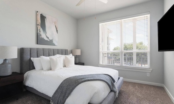 Buda Apartamento | Landing | Spectacular 1BD, Pool, Yoga Studio