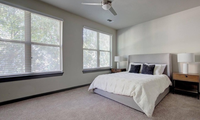 Tobin Hill Apartamento | Landing | Beautiful 2BD, Gym, Courtyard
