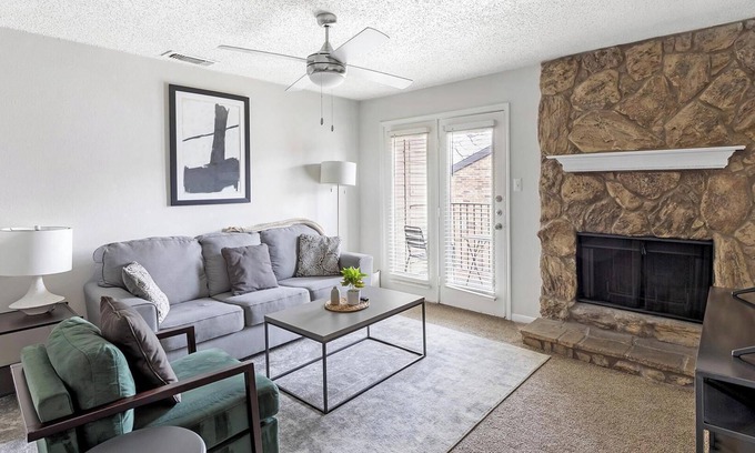 Denton Apartamento | Landing | Beautiful 2BD, Pool, Courtyard