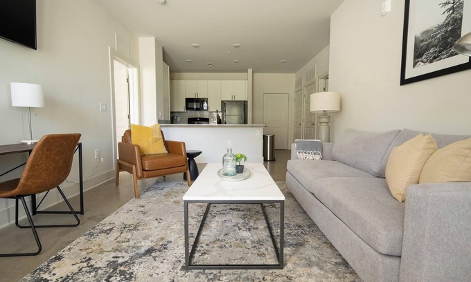 Charlotte Apartamento | Landing | Beautiful 2BD, Gym, Pool