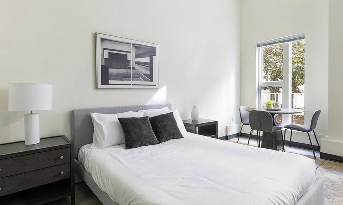 Alphabet Historic District Apartamento | Landing | Stunning Studio, Courtyard, Gym