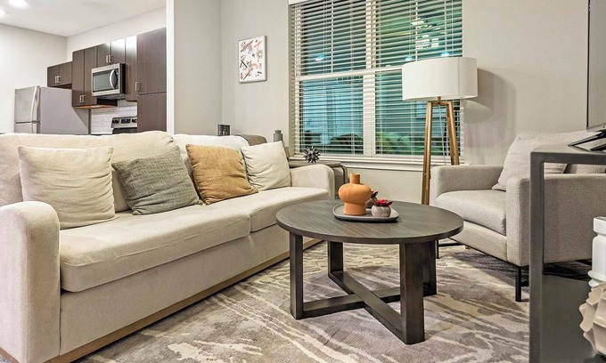 Chesterfield Apartamento | Landing | Chic 1BD, Gym, Pool