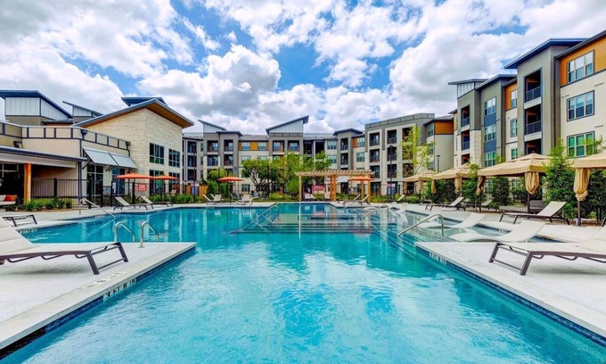 Wetmore Apartamento | Landing | Chic 1BD, Gym, Pool