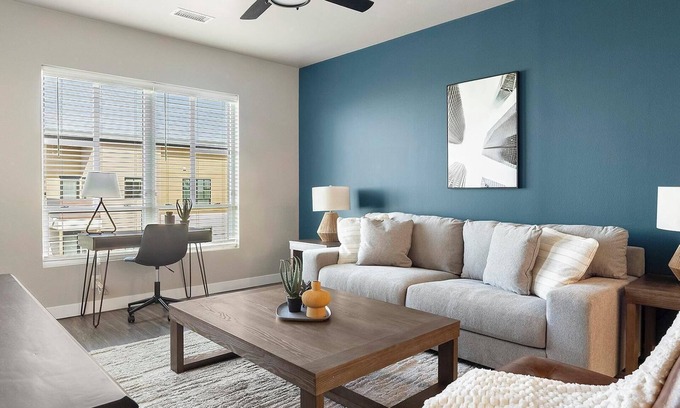Goodyear Apartamento | Landing | Chic 2BD, Clubhouse