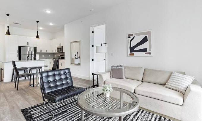 Denton Apartamento | Landing | Chic 2BD, Gym