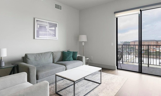Houston Apartamento | Landing | Chic 2BD, Pool, Tennis Court