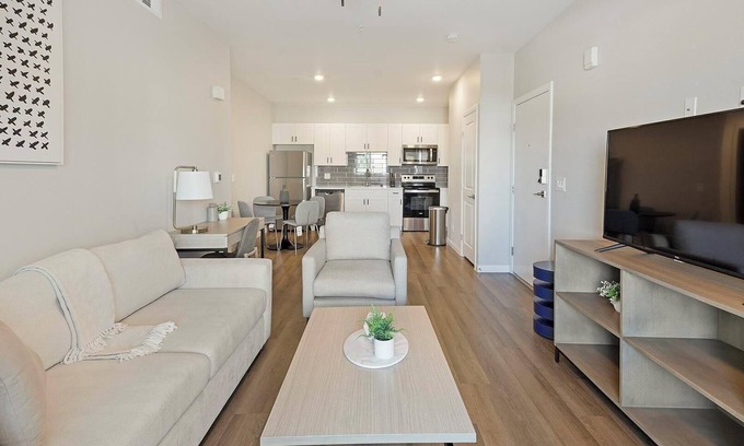 Townsite Apartamento | Landing | Chic 2BD, Rooftop Lounge, Pool