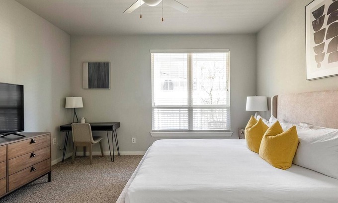 Buda Apartamento | Landing | Stylish 1BD, Pool, Clubhouse
