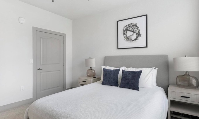 Shadow Glen Apartamento | Landing | Incredible 2BD, Courtyard, Gym