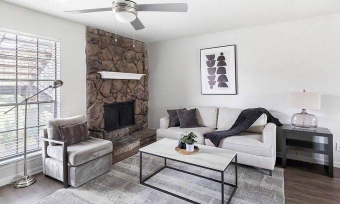 Denton Apartamento | Landing | Incredible 2BD, Pool, Gym