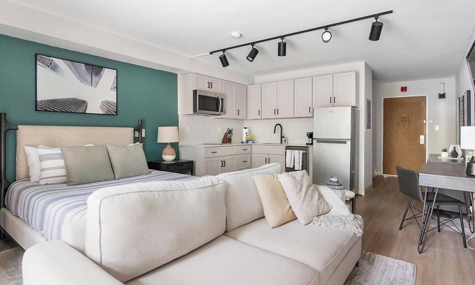 Northeast Raleigh Apartamento | Landing | Incredible Studio, Gym, Pool
