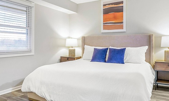 Indianapolis Apartamento | Landing | Incredible 1BD, Gym, Courtyard