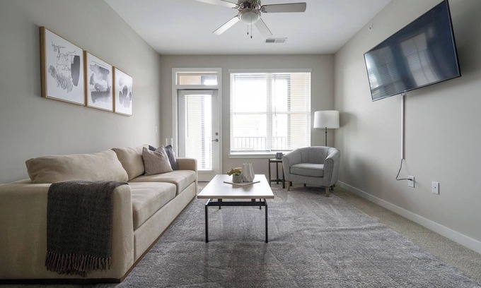 Huntersville Apartamento | Landing | Modern 1BD, Game Room, Gym