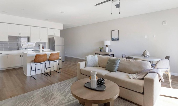 Townsite Apartamento | Landing | Modern 1BD, Pool, Rooftop Lounge