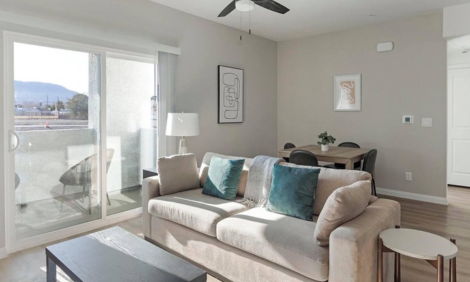 Townsite Apartamento | Landing | Modern 1BD, Pool, Rooftop Lounge