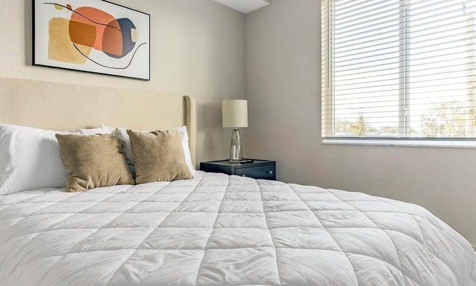 Palmetto Apartamento | Landing | Modern 2BD, Pool, Yoga Studio