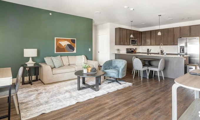 Stone Oak Apartamento | Landing | Modern 2BD, Game Room, Pool