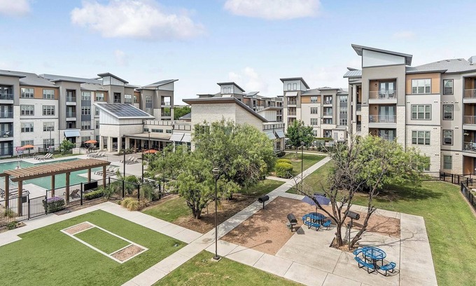Wetmore Apartamento | Landing | Modern 2BD, Clubhouse, Courtyard