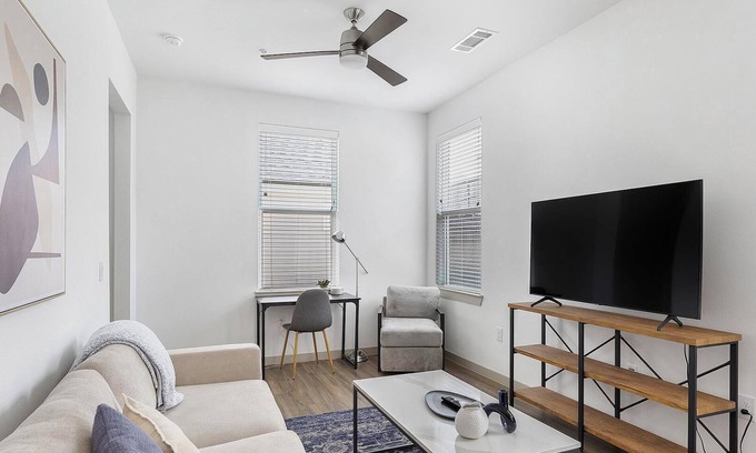 Fort Worth Apartamento | Landing | Modern 2BD, Yoga Studio, Clubhouse